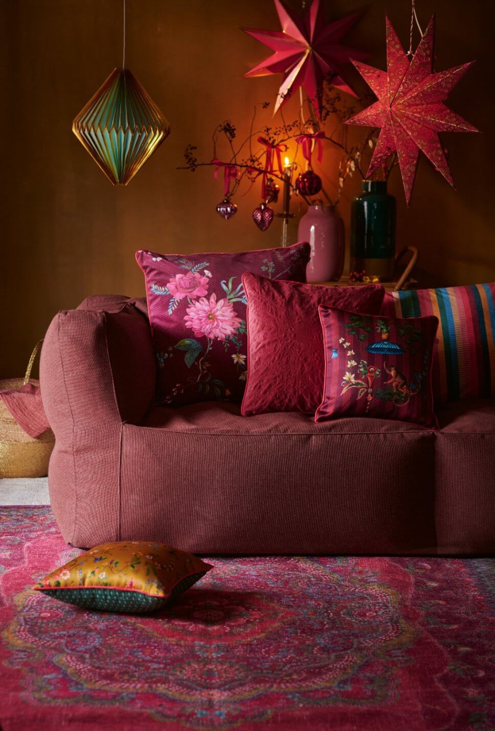 Mit Weihnachtsdeko geschmücktes Zimmer