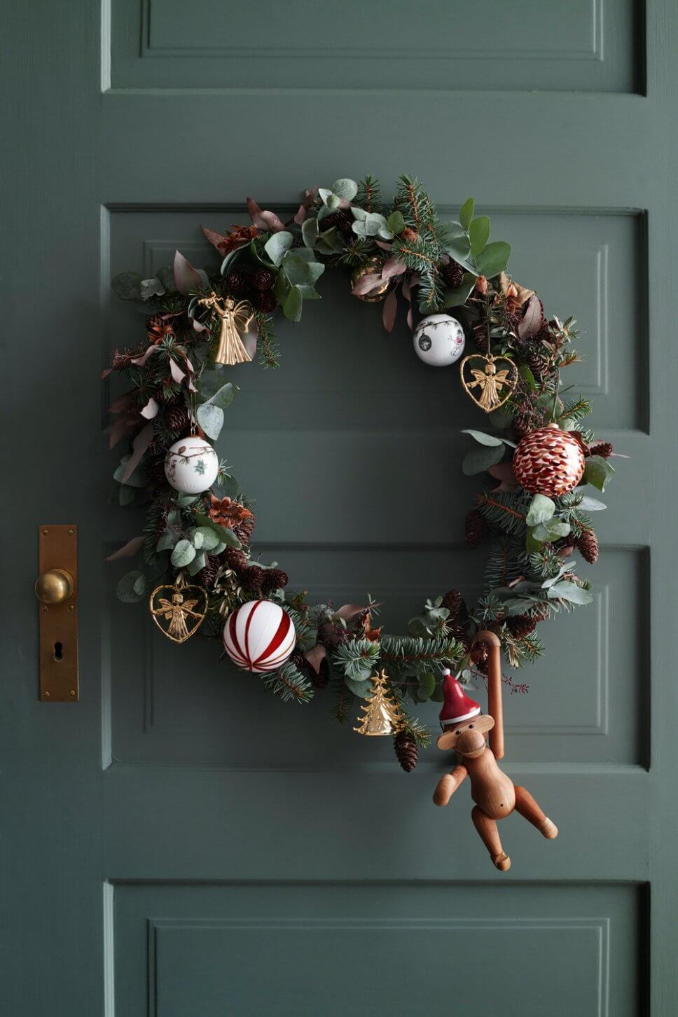 Türkranz mit Weihnachtsdeko geschmückt