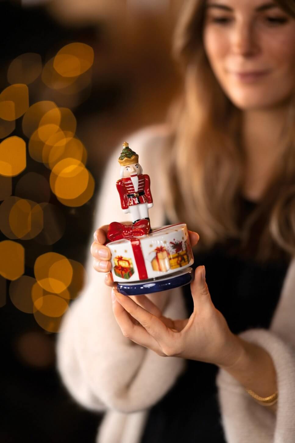 Frau hält Spieluhr aus Portzellan in der Hand