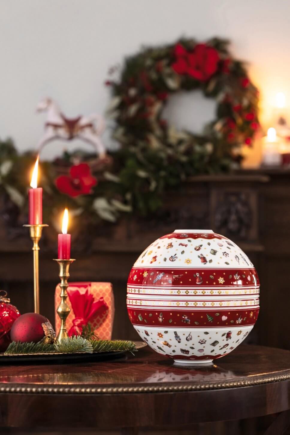 Mit Weihnachtsdeko geschmücktes Zimmer