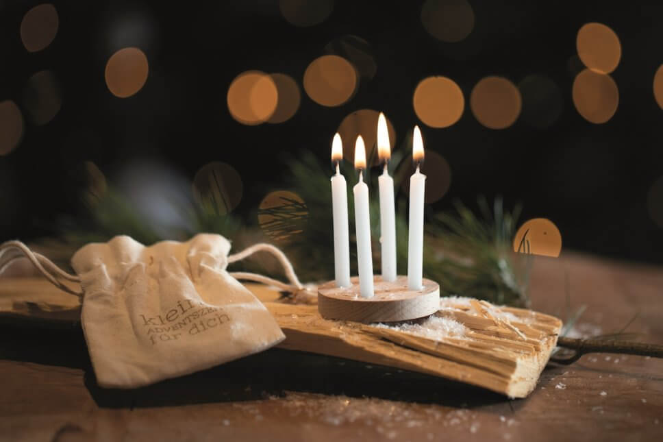Brennende Kerzen im Adventskranz