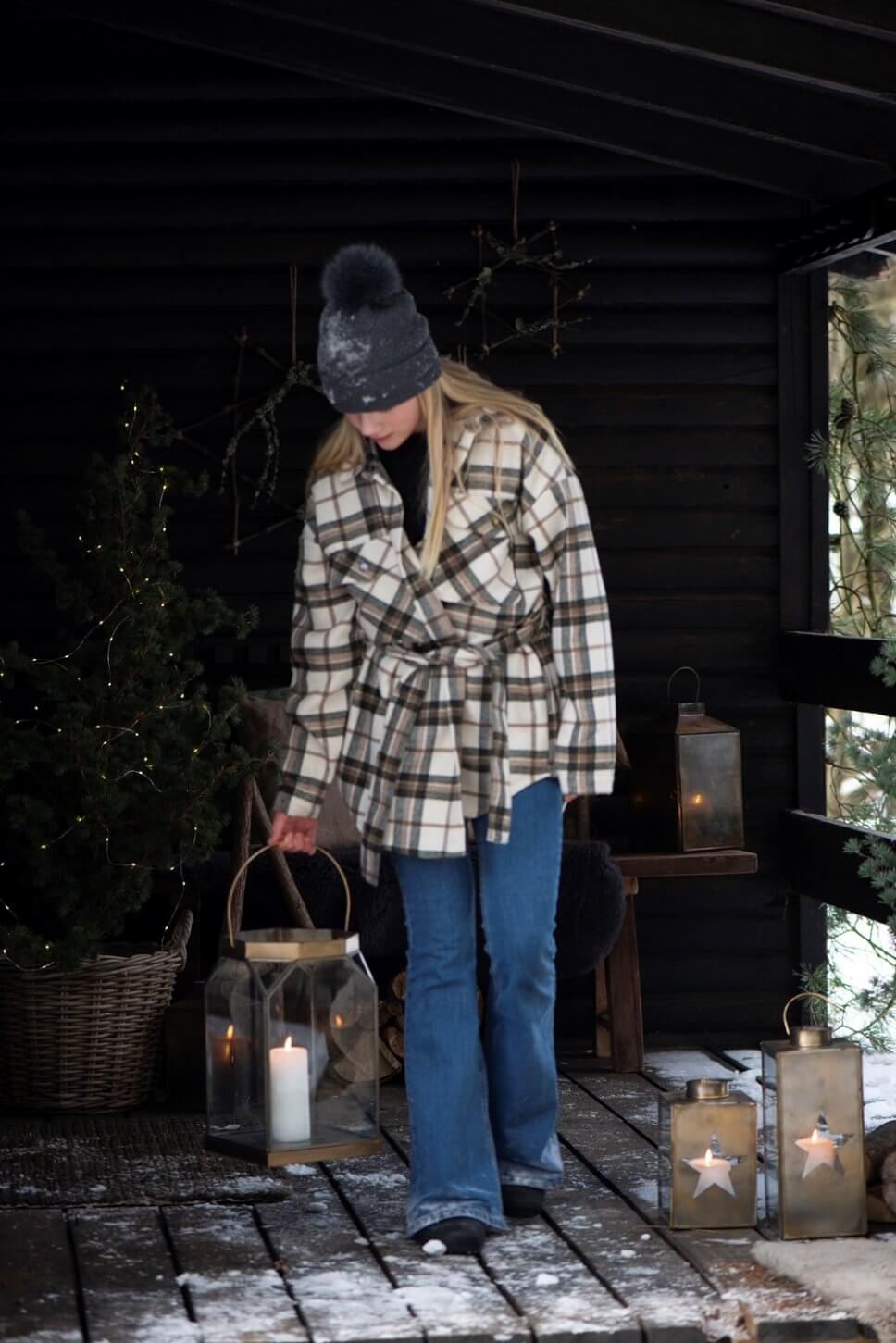 Mädchen trägt Laterne