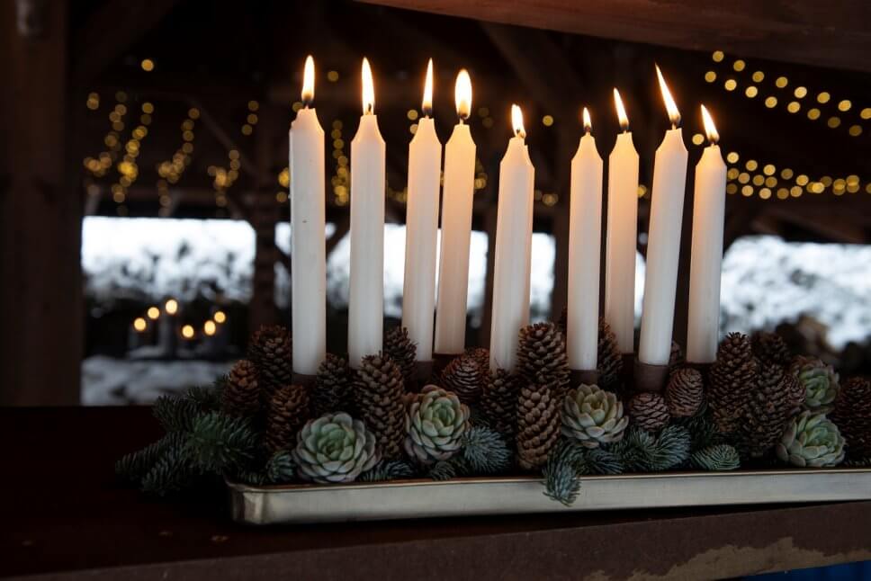 Brennende Kerzen im Adventskranz