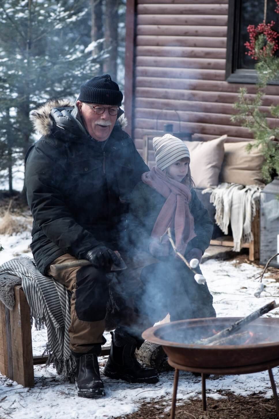 Weihnachtlich dekorierter Garten mit Feuerschale