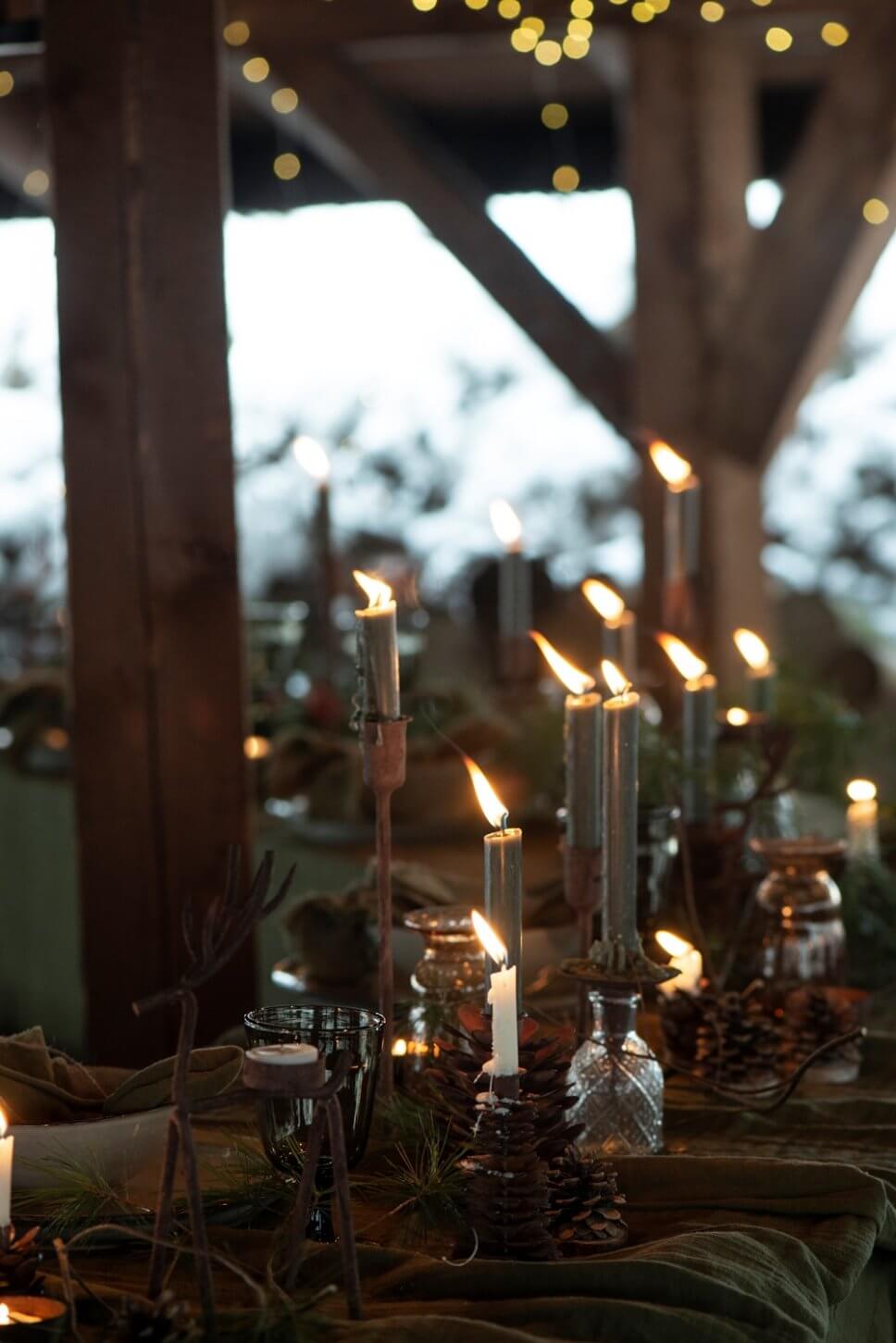Brennende Kerzen auf dem Tisch