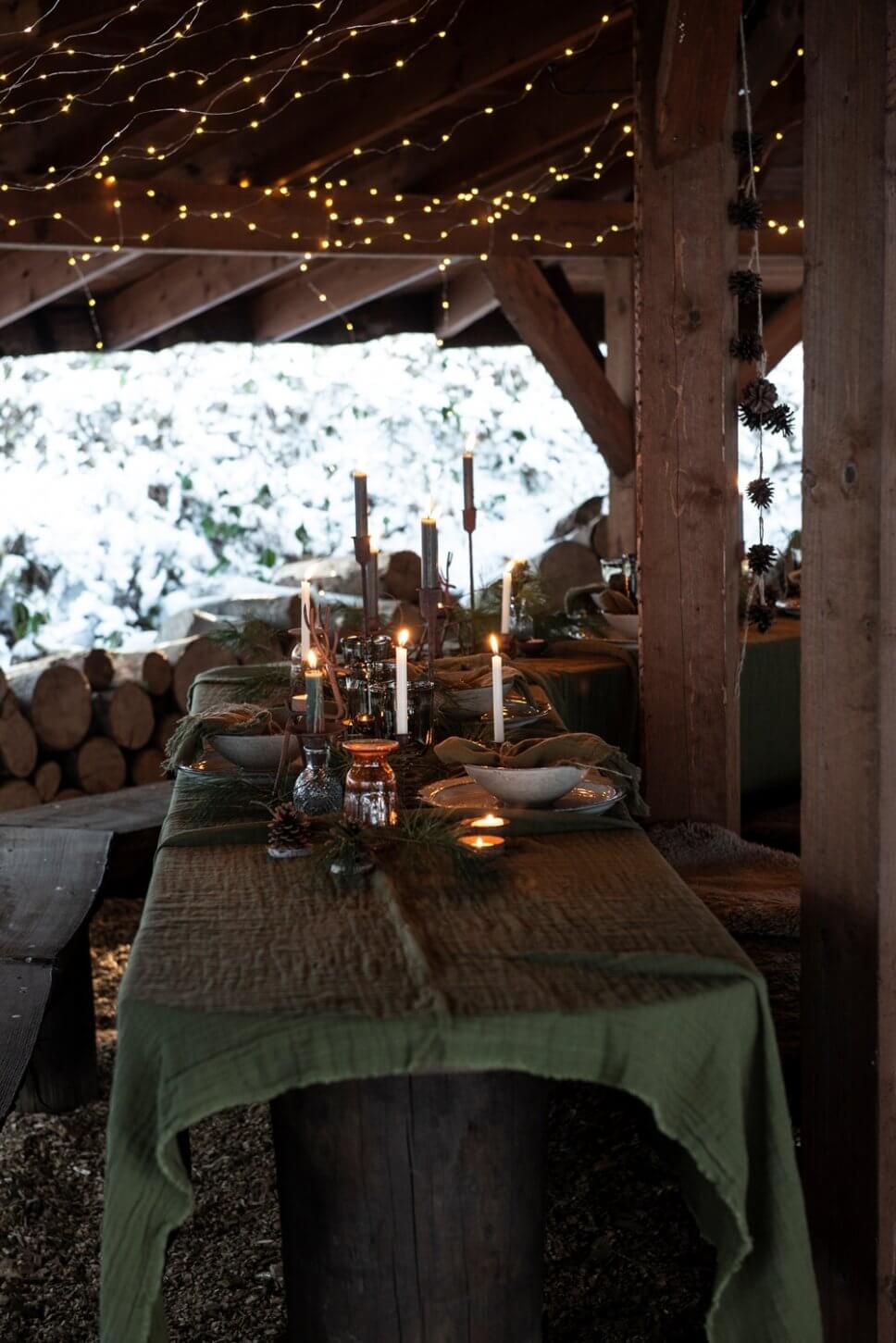 Festtafel mit Weihnachtsdeko geschmückt