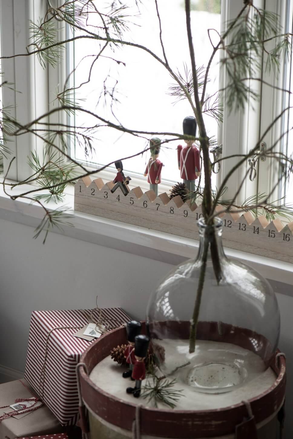 Adventskalender aus Holz in weihnachtlich geschmücktem Zimmer