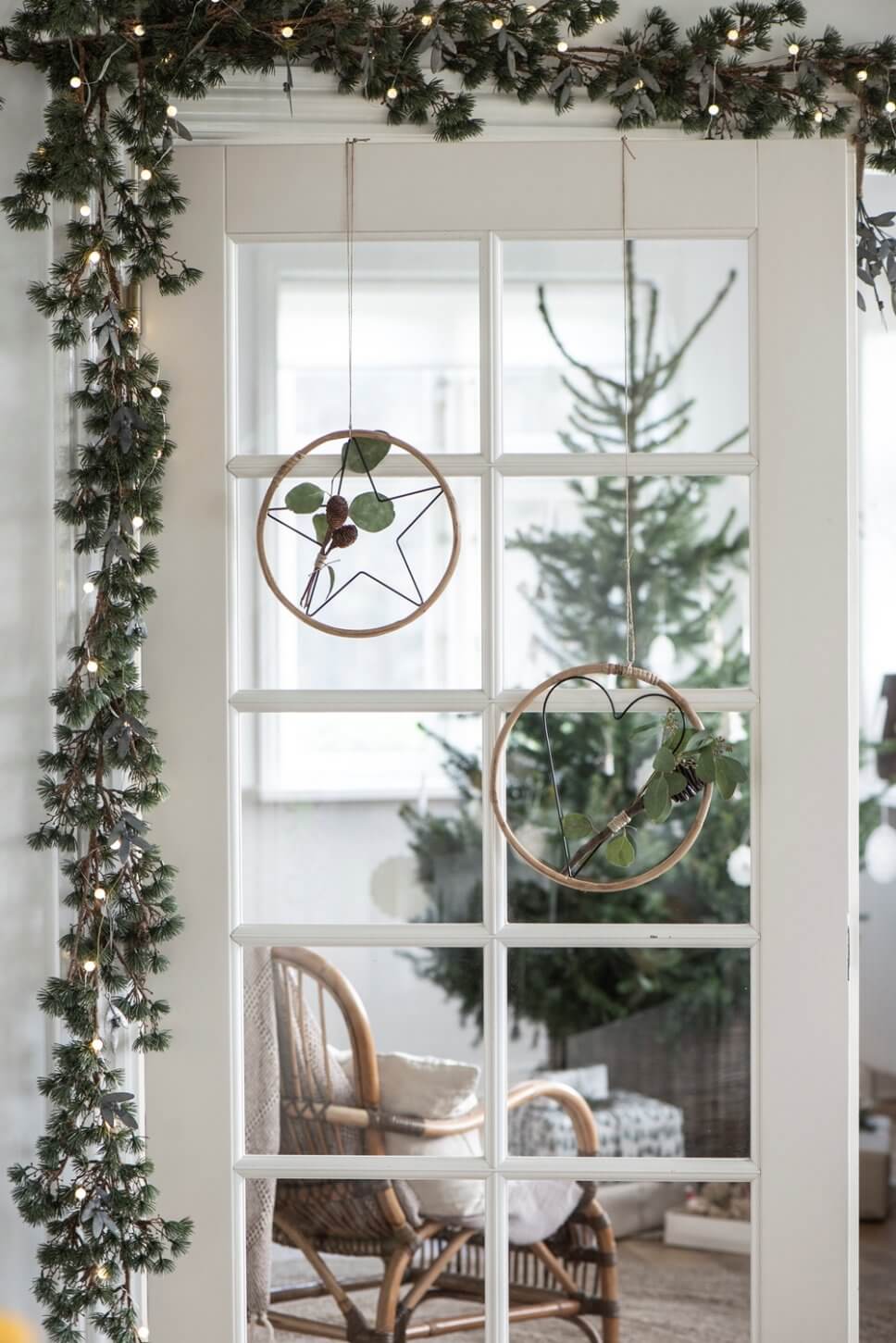 Mit Weihnachtsdeko und Tannenbaum geschmücktes Zimmer