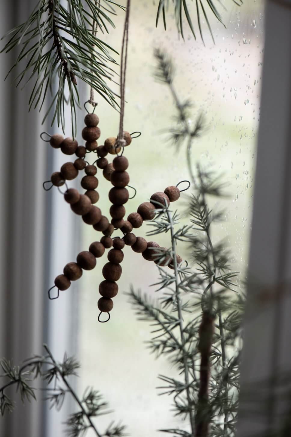 Mit Weihnachtsdeko geschmücktes Fenster