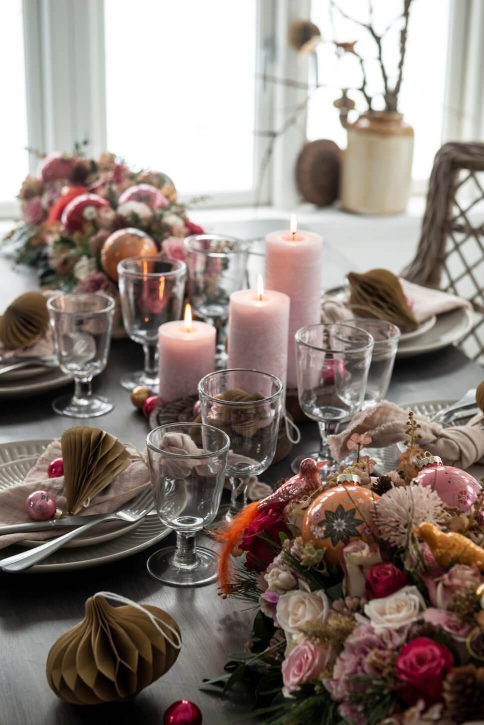 Festtafel mit Weihnachtsdeko geschmückt