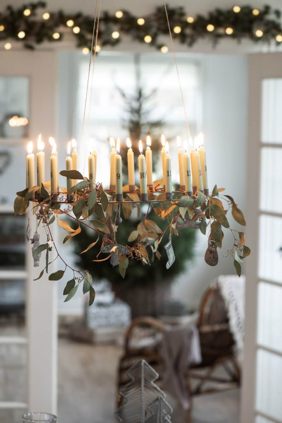 Adventskranz hängt von der Decke