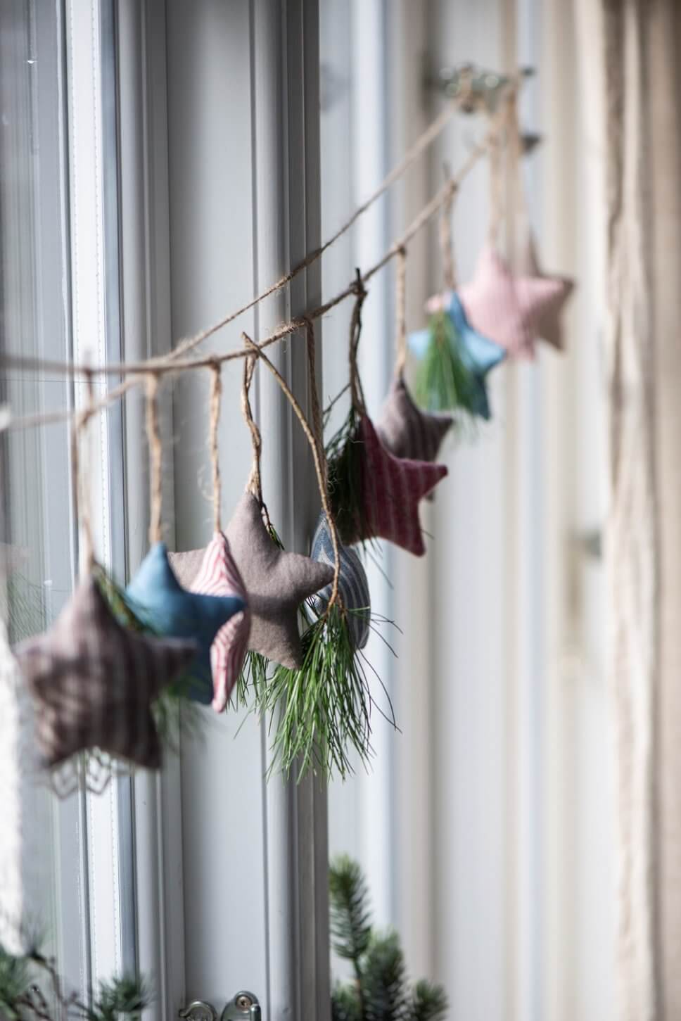 Mit Weihnachtsdeko geschmücktes Fenster