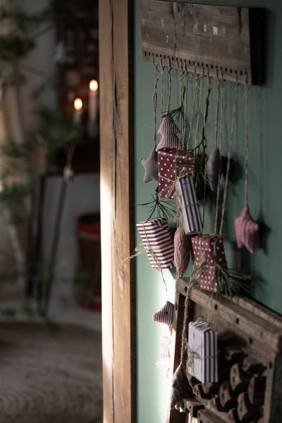 Adventskalender aus Holz in weihnachtlich geschmücktem Zimmer
