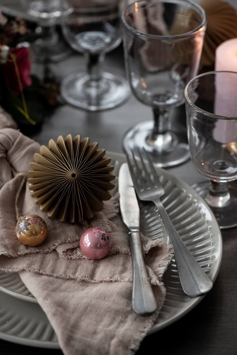 Festtafel mit Weihnachtsdeko geschmückt