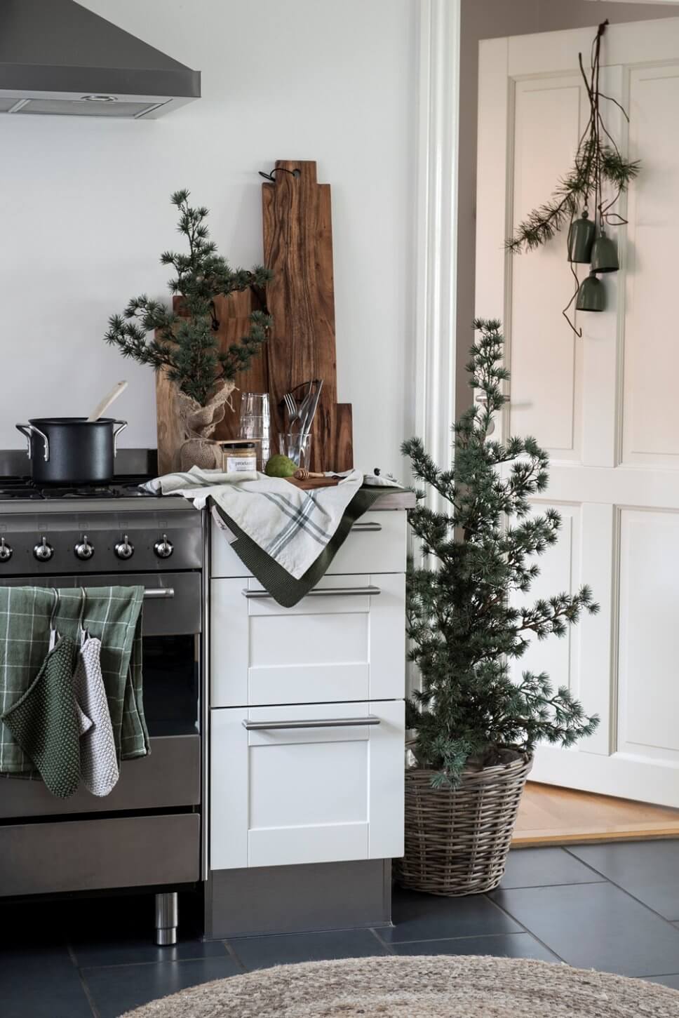 Mit Weihnachtsdeko und Tannenbaum geschmückte Küche