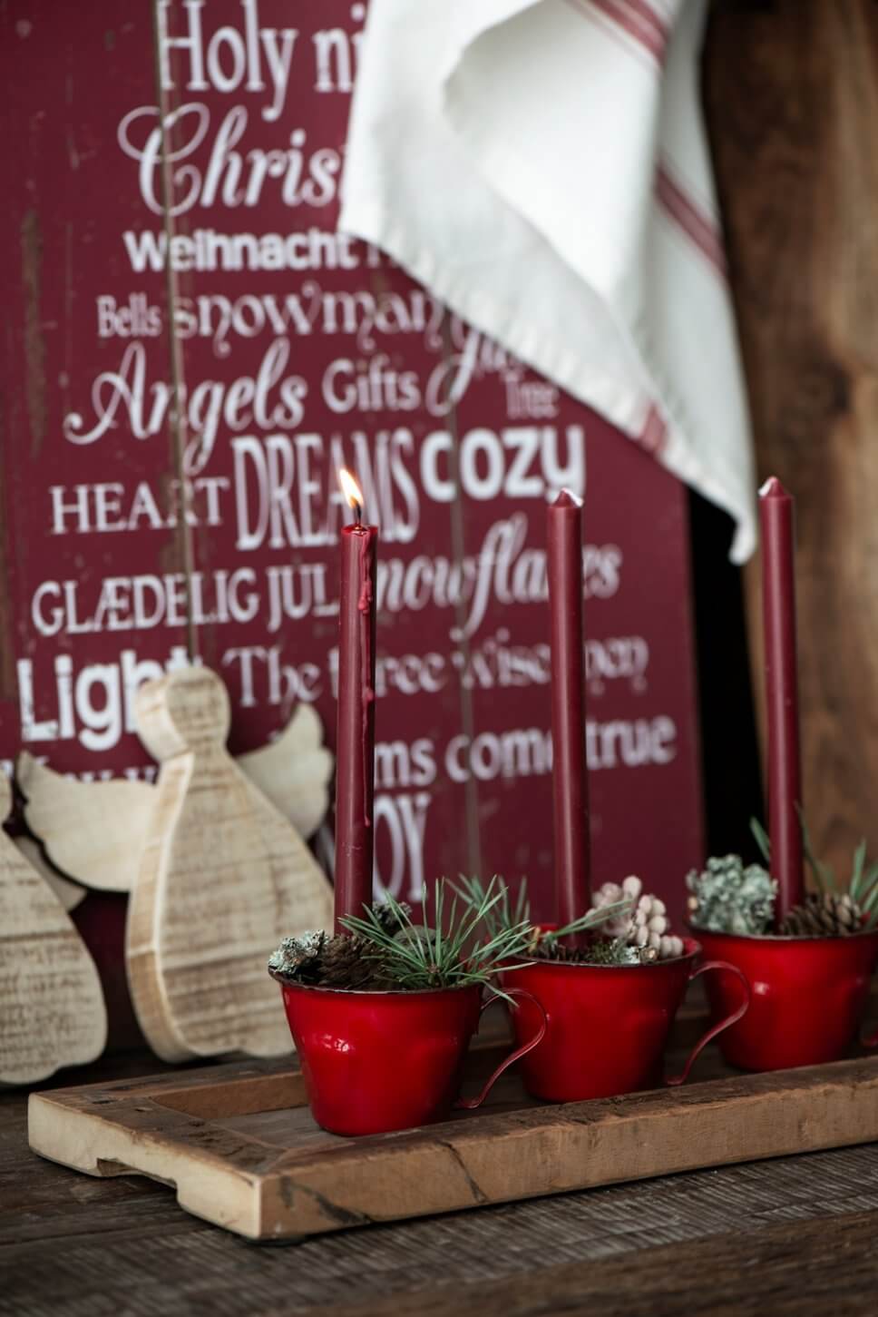 mit Weihnachtsdeko geschmücktes Zimmer