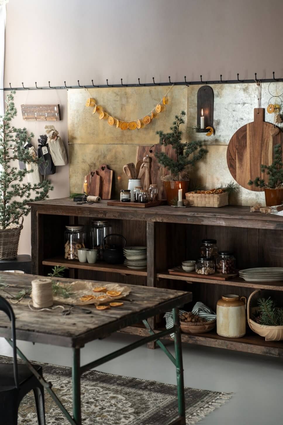 mit Weihnachtsdeko geschmücktes Zimmer