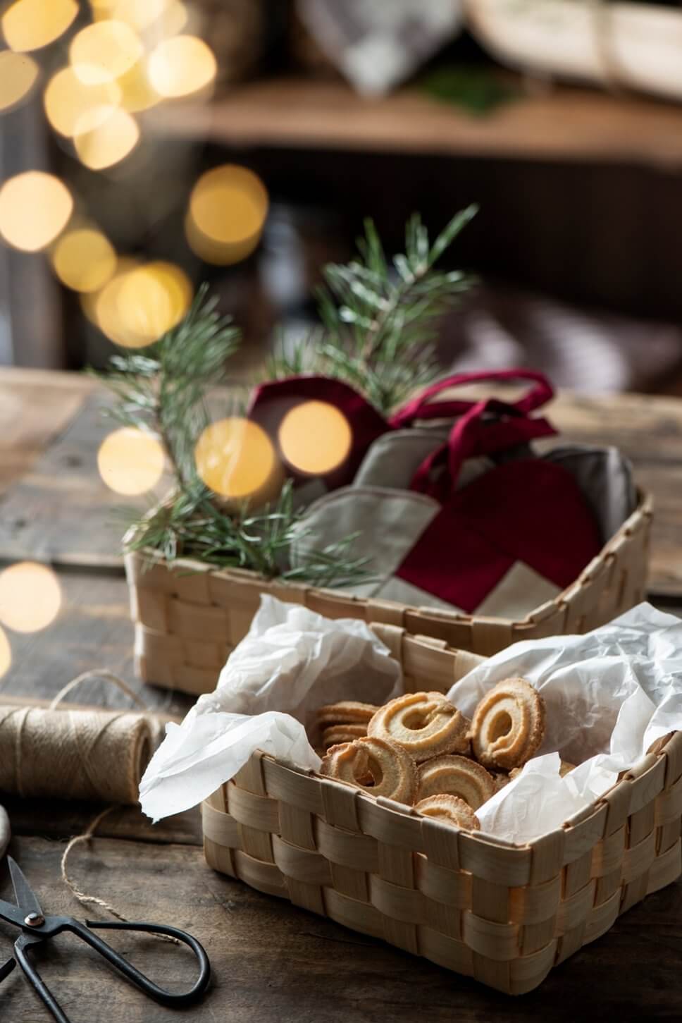 mit Weihnachtsdeko geschmücktes Zimmer