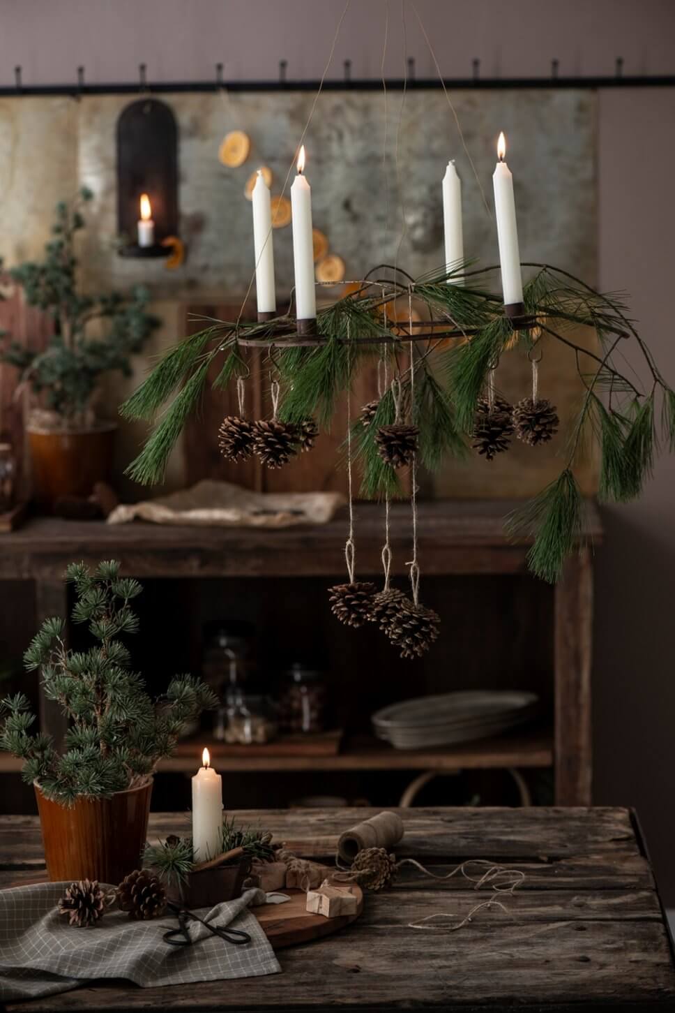 mit Weihnachtsdeko geschmücktes Zimmer