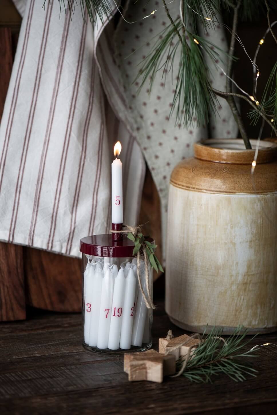 mit Weihnachtsdeko geschmücktes Zimmer