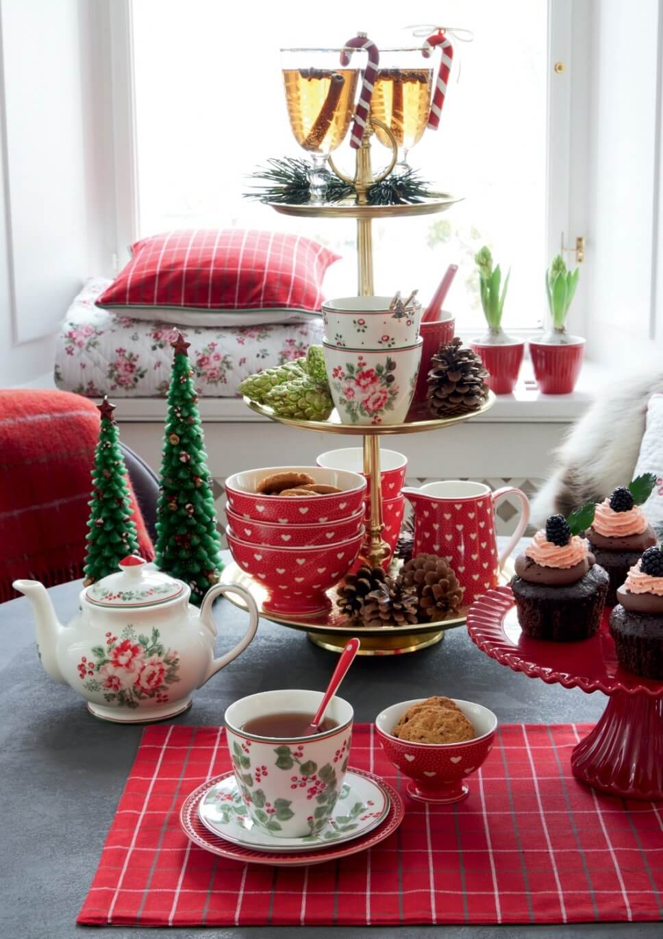 Festtafel mit Weihnachtsdeko geschmückt