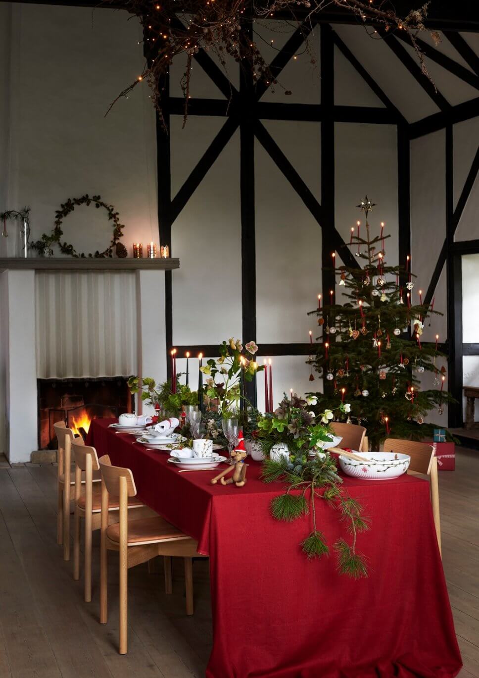 Festtafel mit Weihnachtsdeko geschmückt