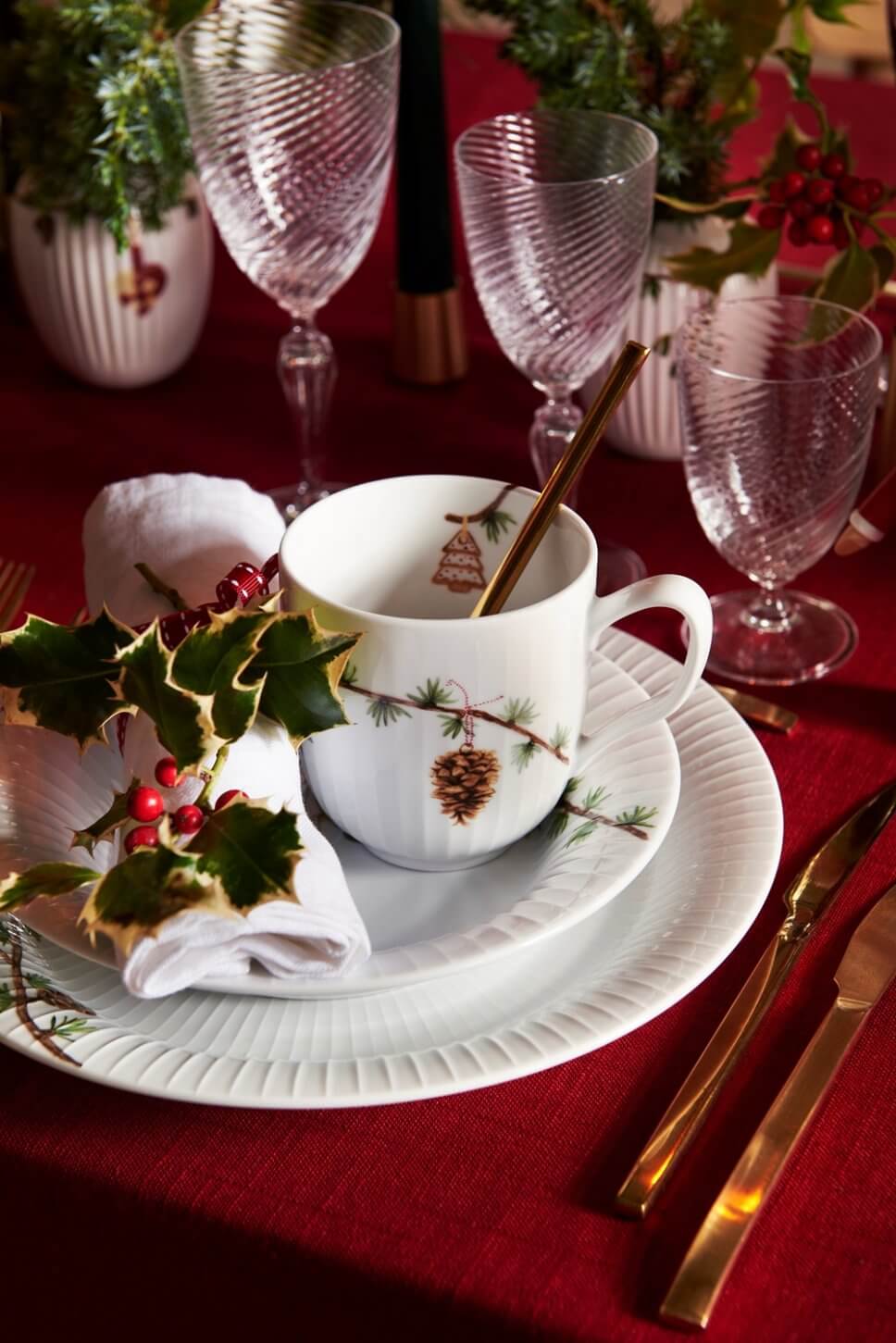Festtafel mit Weihnachtsdeko geschmückt