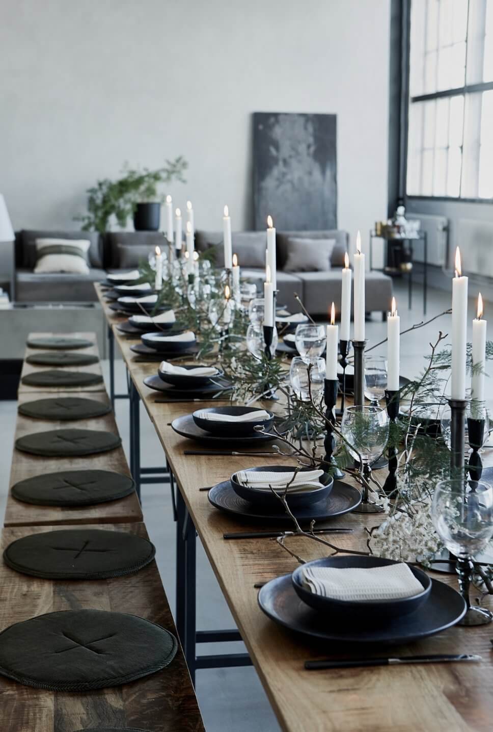 Festtafel mit Weihnachtsdeko geschmückt