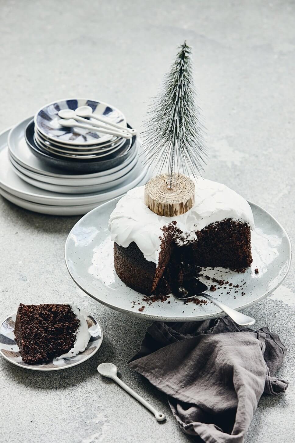 Festtafel mit Weihnachtsdeko geschmückt