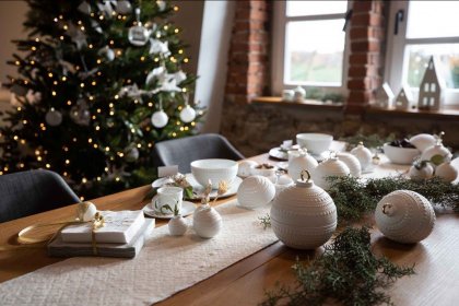 Festtafel mit Weihnachtsdeko geschmückt