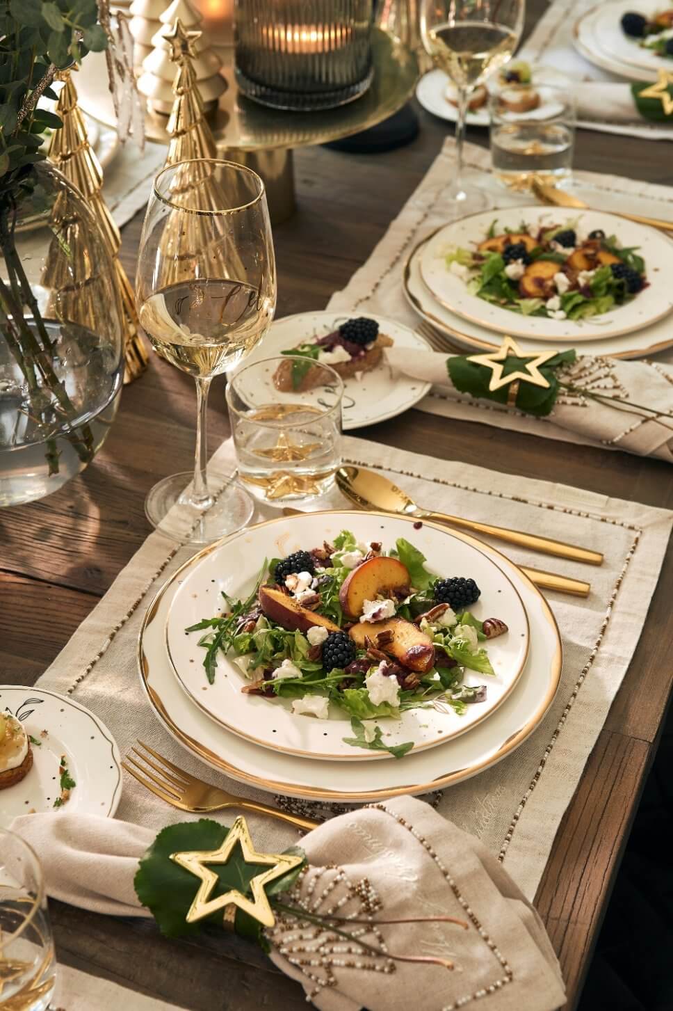 Festtafel mit Weihnachtsdeko geschmückt