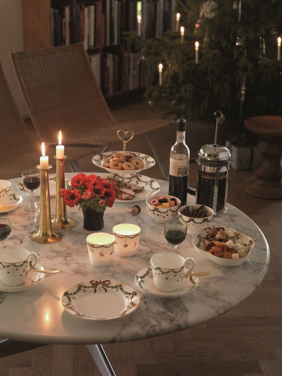 Festtafel mit Weihnachtsdeko geschmückt