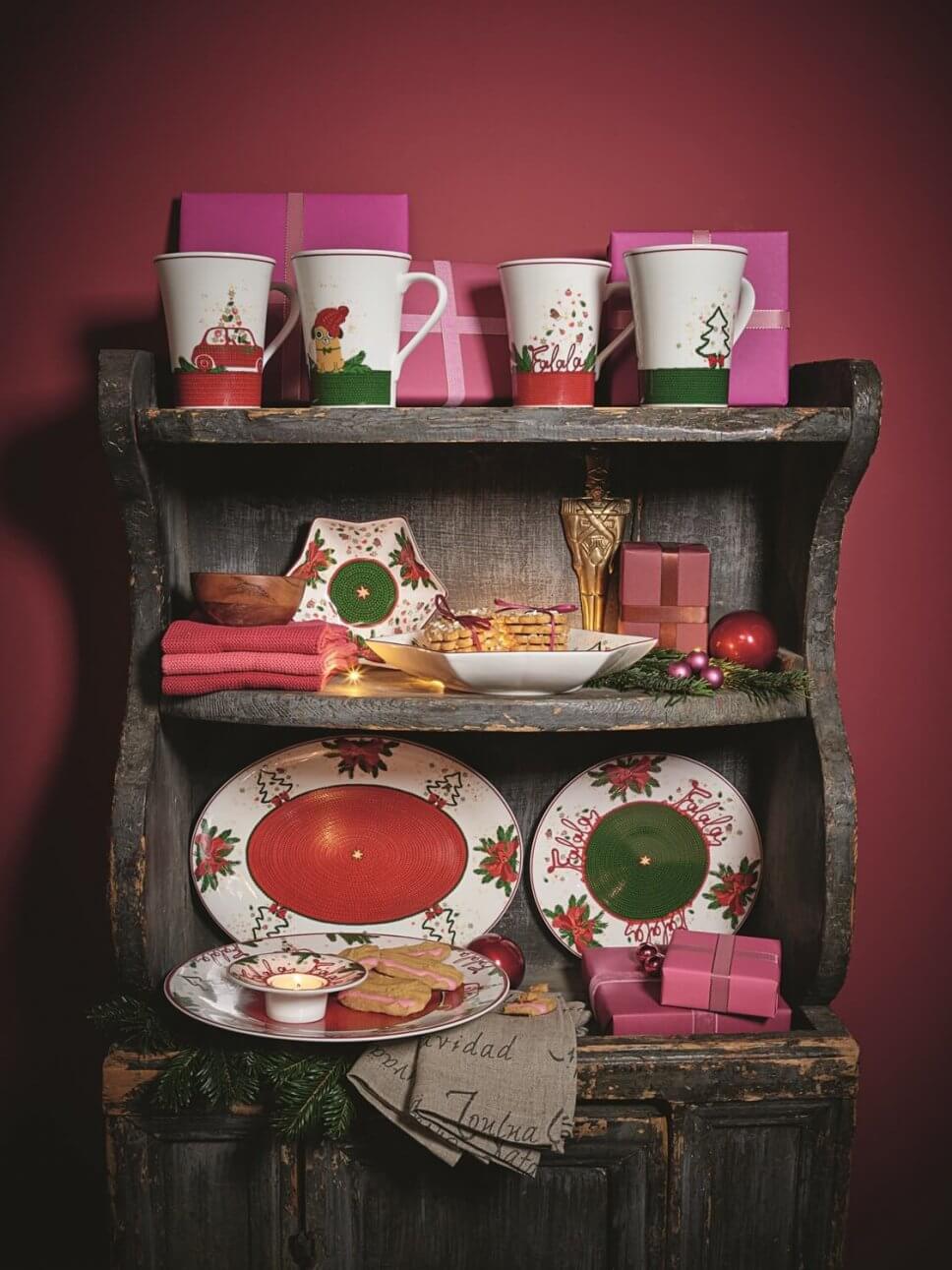 Festtafel mit Weihnachtsdeko geschmückt