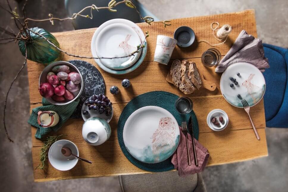 Festtafel mit Weihnachtsdeko geschmückt