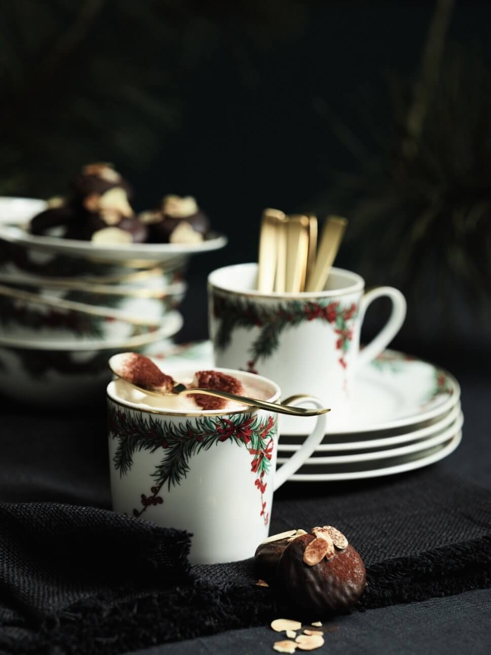 Festtafel mit Weihnachtsdeko geschmückt