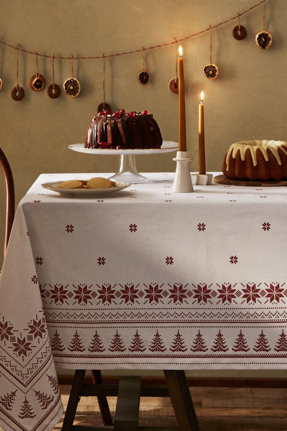 Festtafel mit Weihnachtsdeko geschmückt