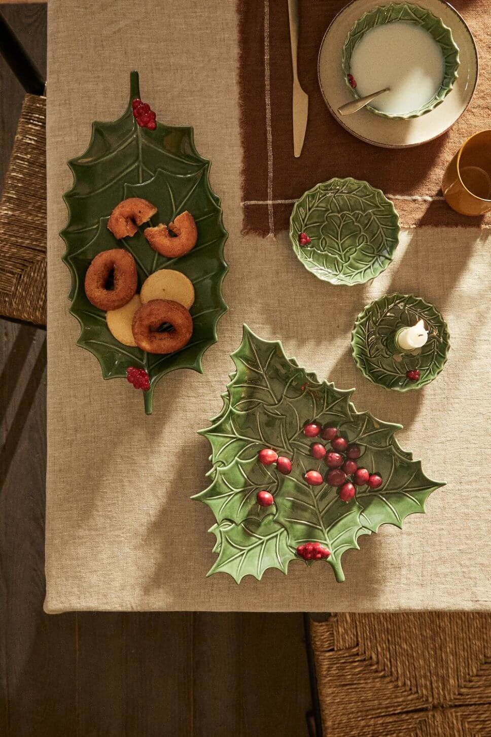 Festtafel mit Weihnachtsdeko geschmückt