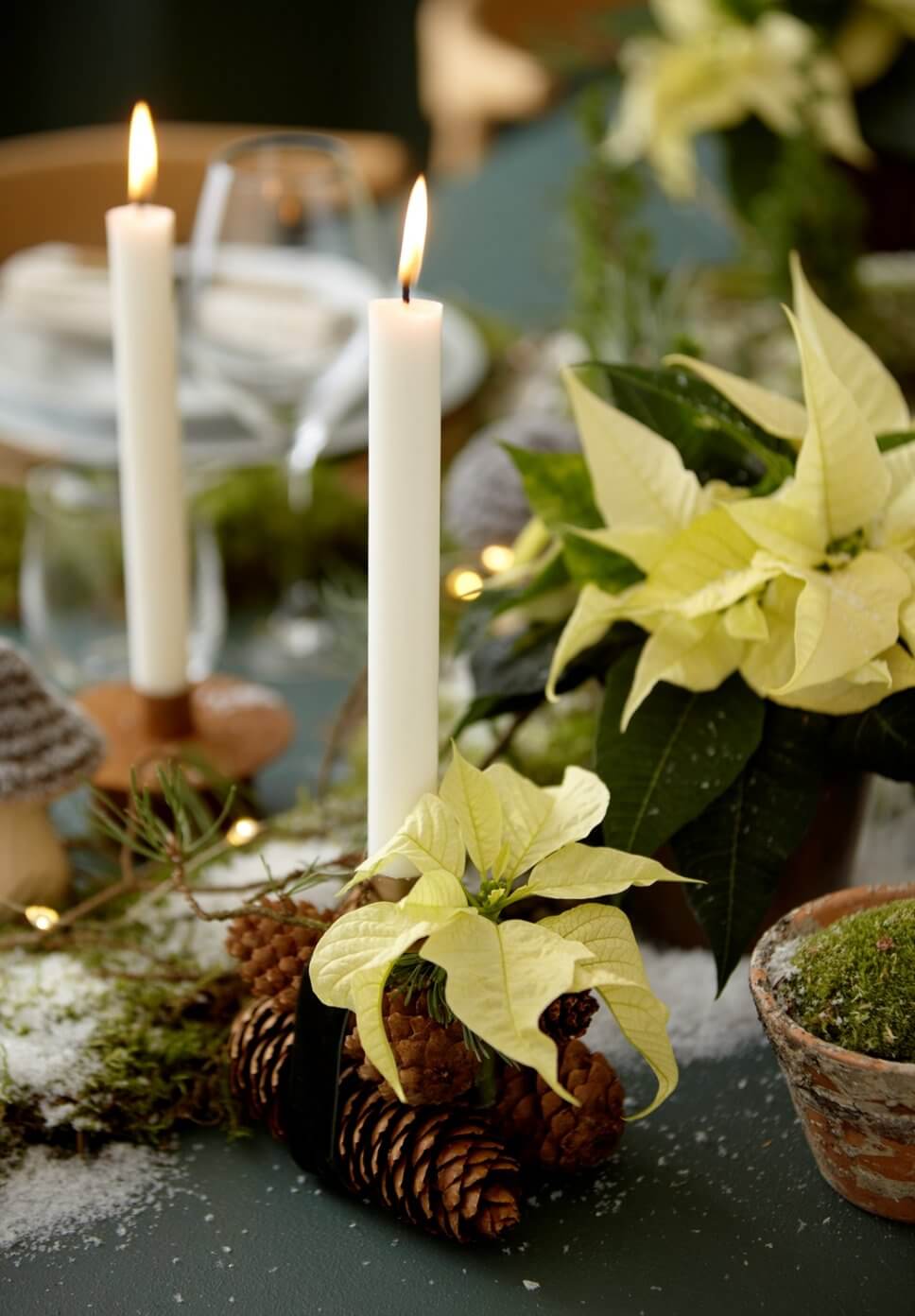 Festtafel mit Weihnachtsdeko geschmückt