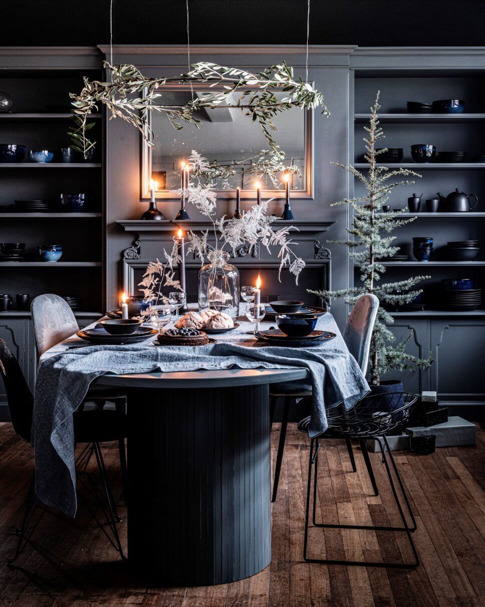 Festtafel mit Weihnachtsdeko geschmückt