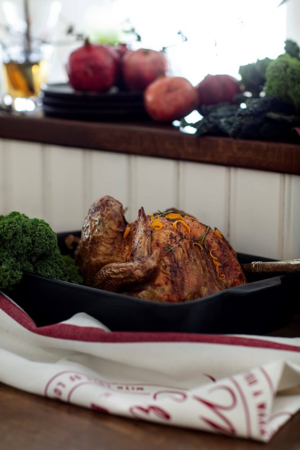 Mit Weihnachtsdeko geschmückte Küche