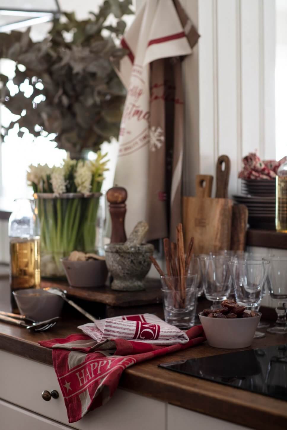 Mit Weihnachtsdeko geschmückte Küche