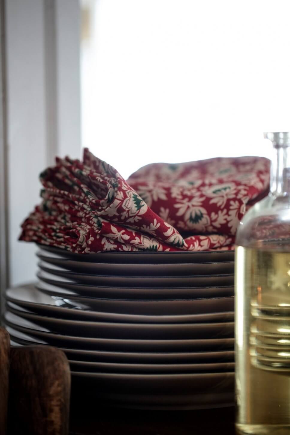 Mit Weihnachtsdeko geschmückte Küche