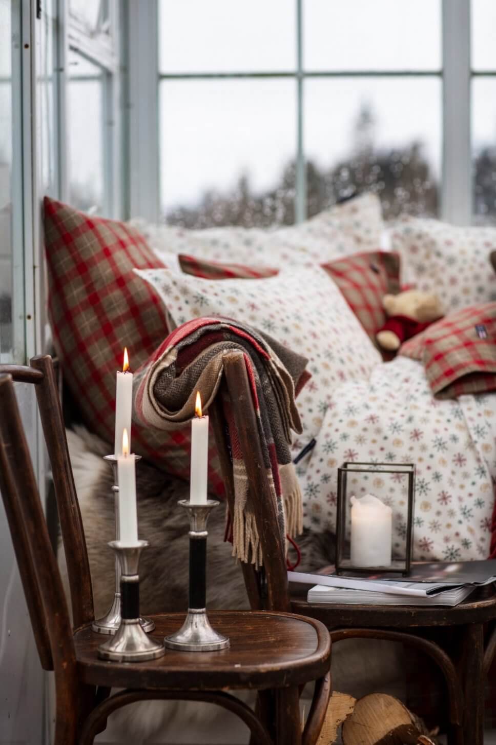 mit Weihnachtsdeko geschmücktes Schlafzimmer