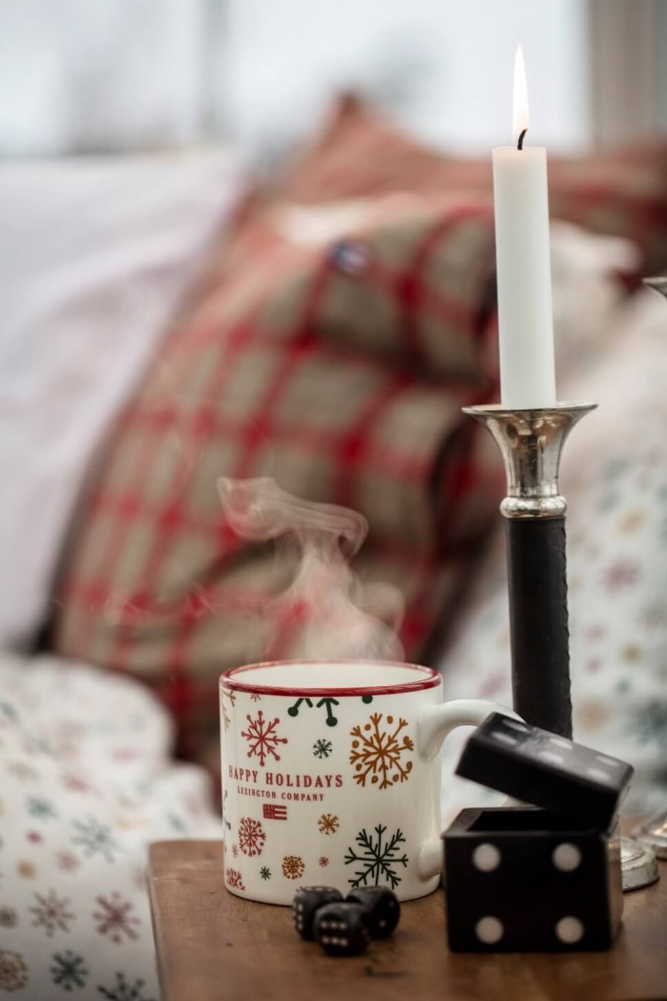 mit Weihnachtsdeko geschmücktes Schlafzimmer