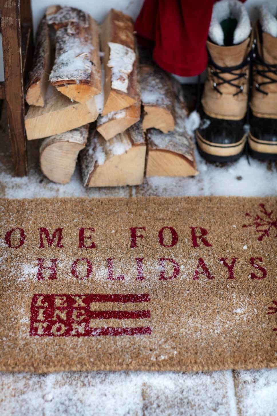 Weihnachtliche Fußmatte mit Schnee bedeckt