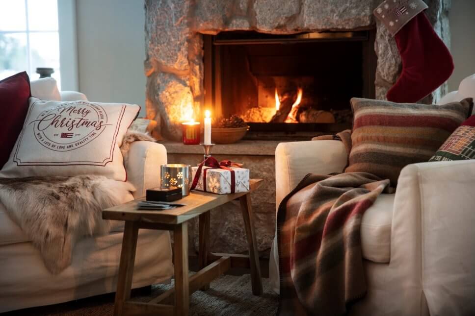 Mit Weihnachtsdeko geschmücktes Wohnzimmer mit Kamin