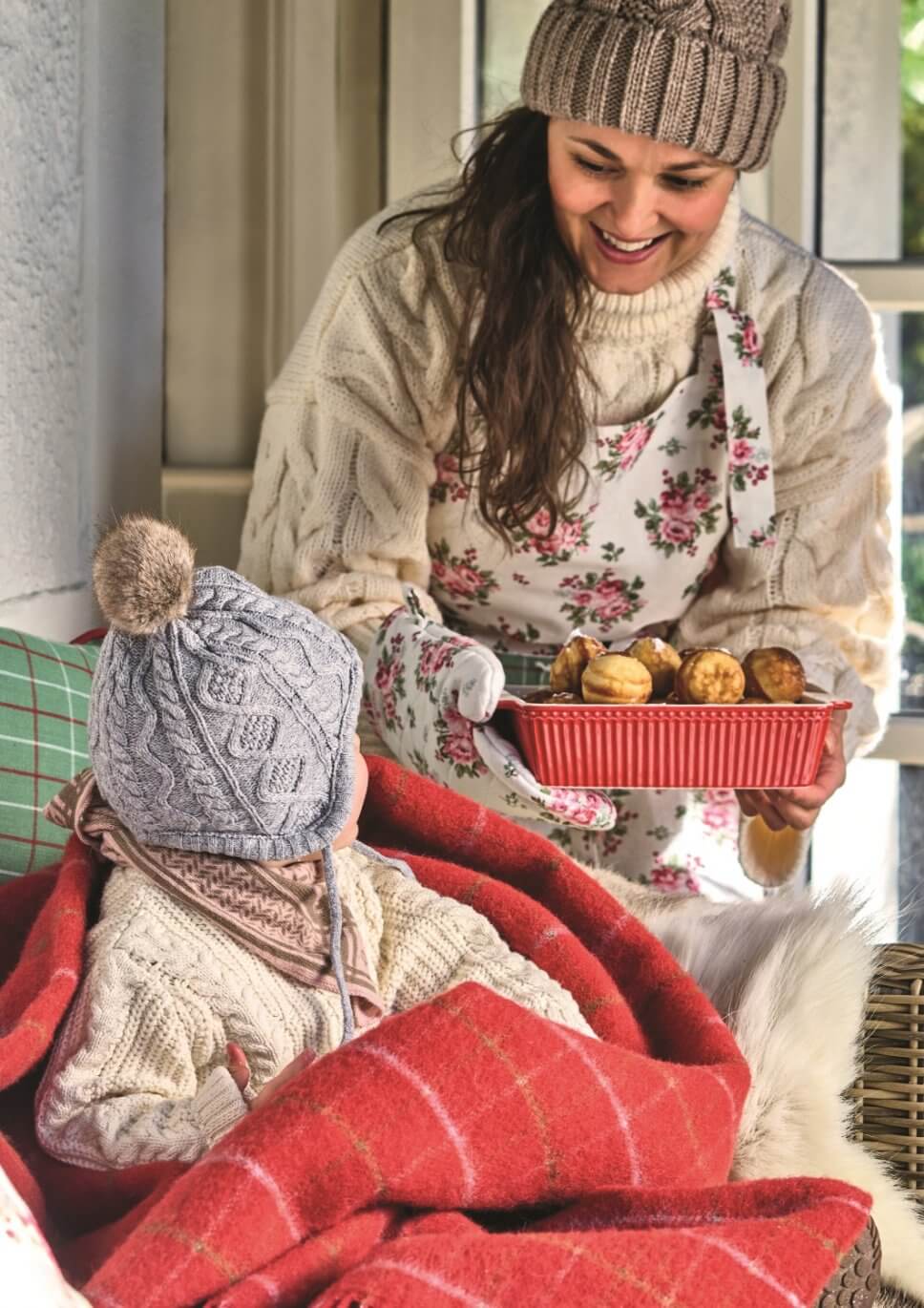 mütlich mit Kissen, Fellen und Decken geschmückte Veranda eine Schale Gebäck