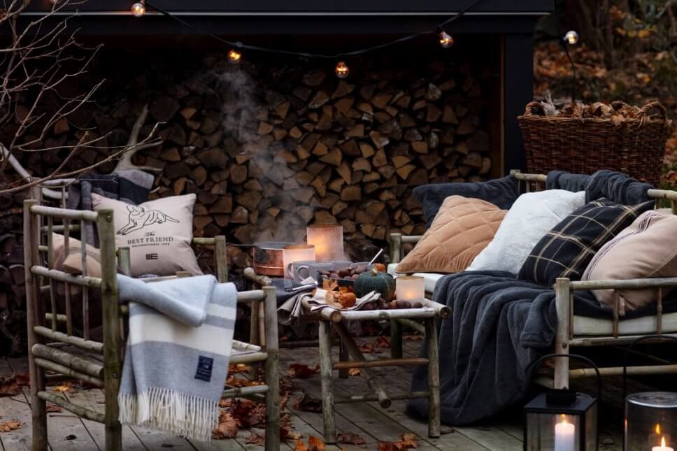 Gemütlich mit Kissen, Fellen und Decken geschmückte Veranda