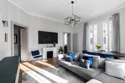 Mit Designermöbel modern eingerichtetes Wohnzimmer in Altbauwohnung