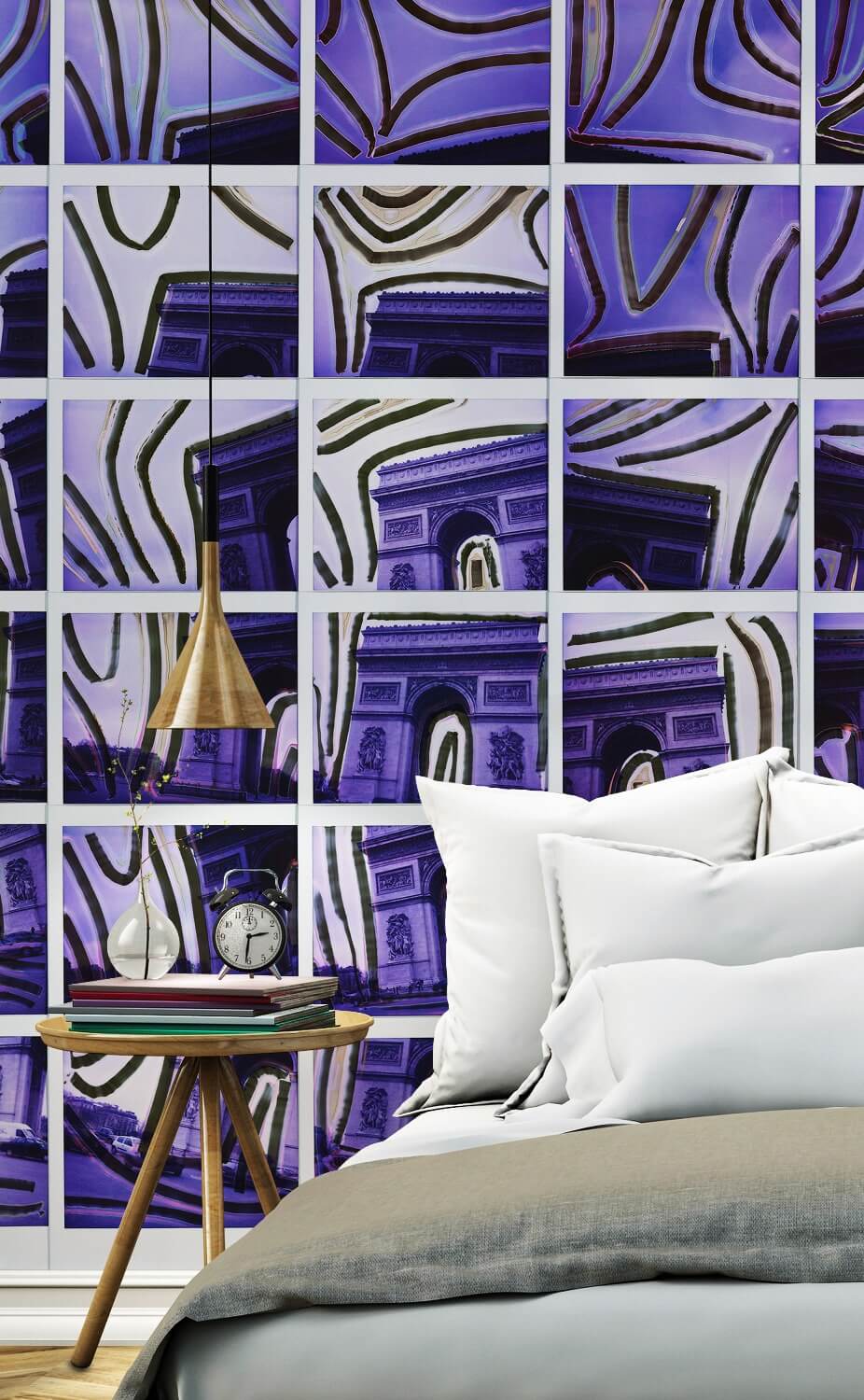 Modern eingerichtetes Schlafzimmer mit lila Tapete